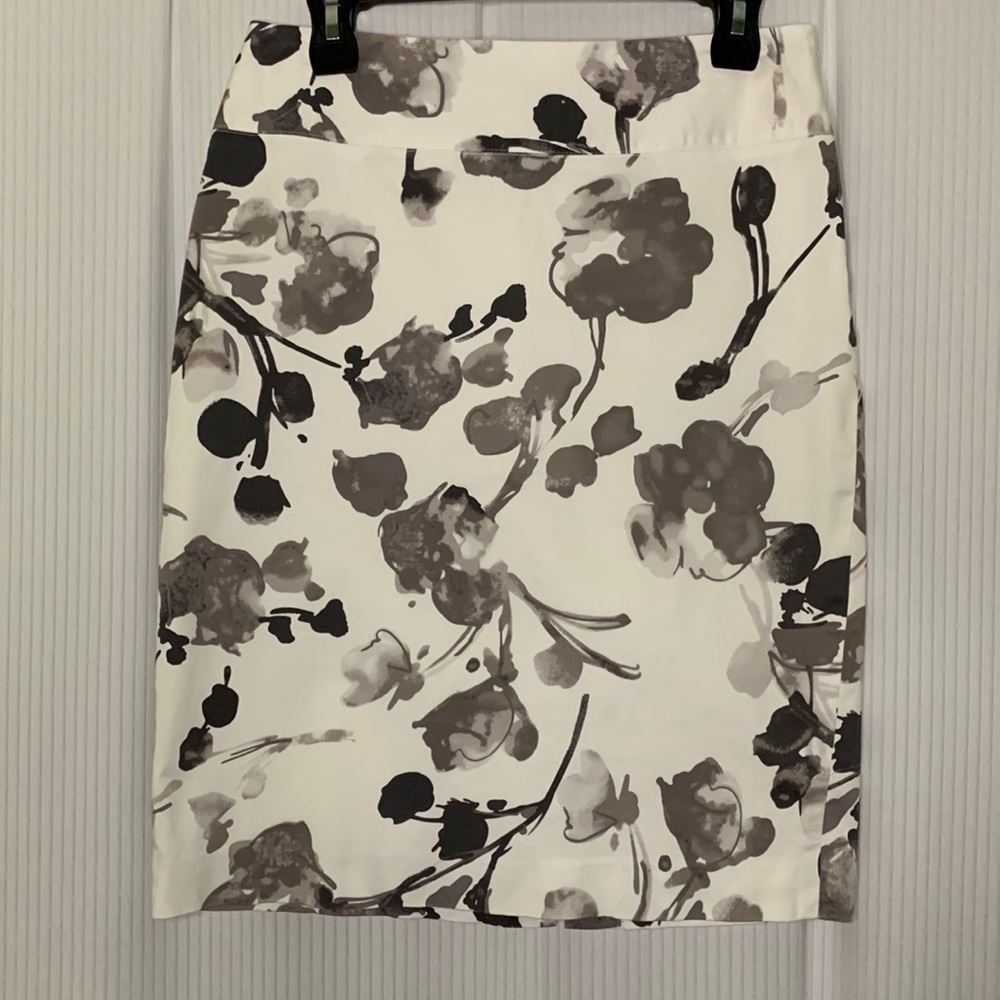 Alfani Knee Length Skirt Off White w/ Floral Print Size 4
